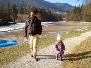 Skoraj da izsušeno jezero v ozadju in del gozdne učne poti okoli jezera.