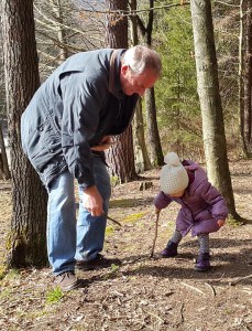 Po poti je za mulce ogromno »igral« - lesena palčka, odpadlo listje in drevesne korenine so dovolj za zabavo.