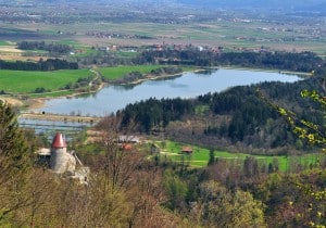Razgled na grad in jezero Žovnek (slikano iz Črete, planote nad Žovnekom)