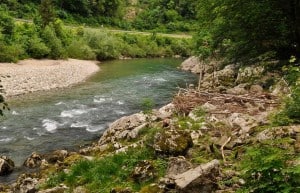 Desni breg je s svojimi gladkimi skalami je lep predel za sončenje.