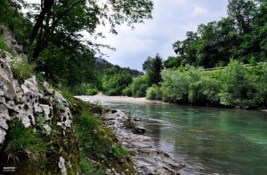 Glavno kopališče na peščeni plaži nasproti skal.