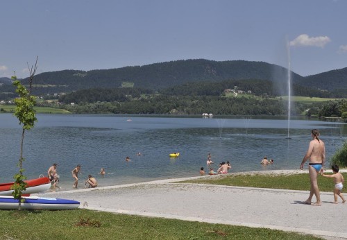 Plaža je lepo urejena.