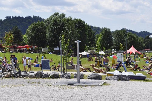 Večina obiskovalcev ima briače kar na mehkem travniku ob plaži. Na tem delu so senčniki priporočljivi.