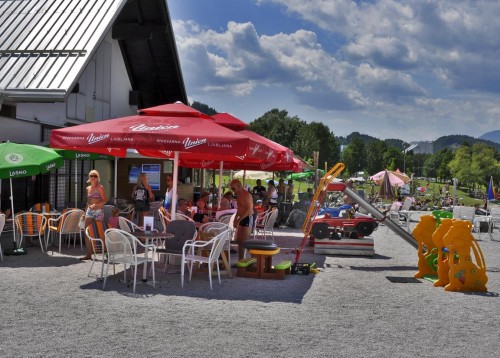 Lokal ob plaži, kjer poleg osvežilnih pijač in sladoleda, dobite tudi slatsne toaste.