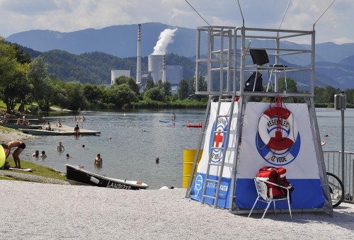 Ob koncih tedna je na plaži prisoten tudi reševalec.