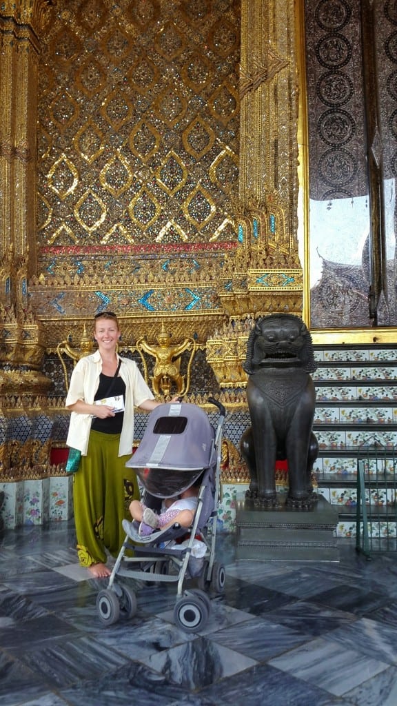 Ob templju Wat Pho z znamenitim Smaragnim Budo (fotografiranje notranjosti templja je prepovedano) (Bangkok, Tajska)