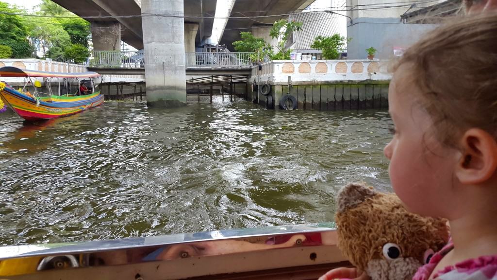 Z večjimi čolni (na sliki levo) zapljujete tudi po kanalih reke, kjer vidite še več lokalnega dogajanja (Bangkok, Tajska)
