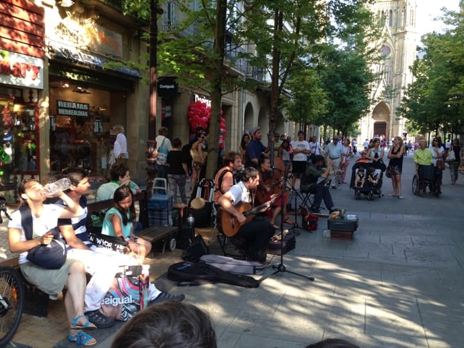 Ulični glasbeniki v središču mesta, San Sebastian, Španija