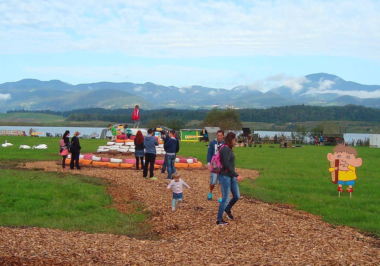 Plezalna torta na travniku ob Velenjskem jezeru