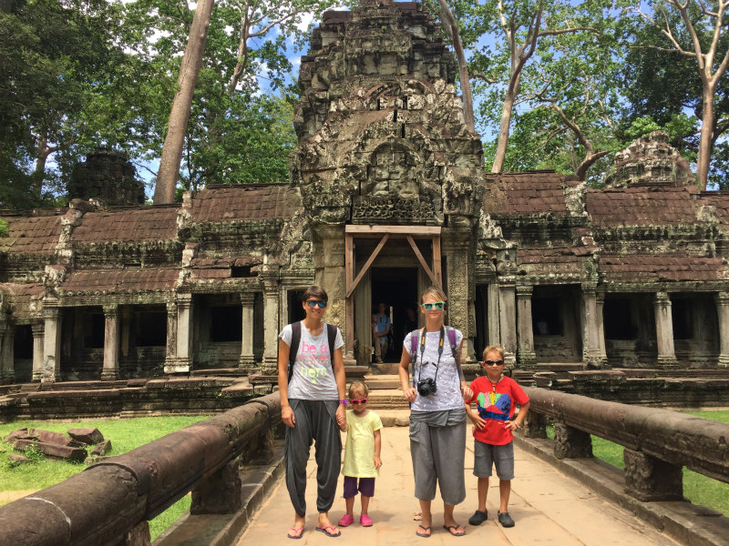 pred-vstopom-v-ta-prohm-tempelj