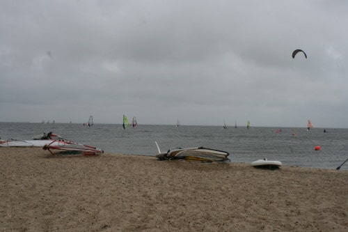 Surfarji na eni izmed številnih mivkastih plaž na zahodni obali Danske