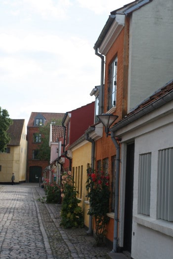 Ulica v enem izmed najstarejših predelov mesta Odense, Danska