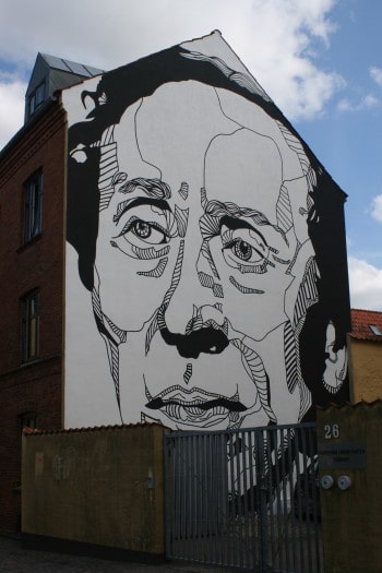 Portret Hansa Christiana Andersena na pročelju ene od hiš v Odense, Danska
