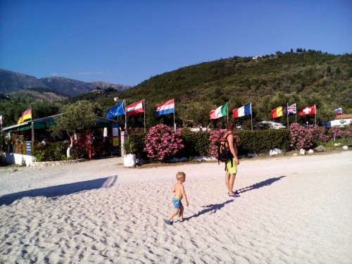 Med plažo in kampom, Albanija