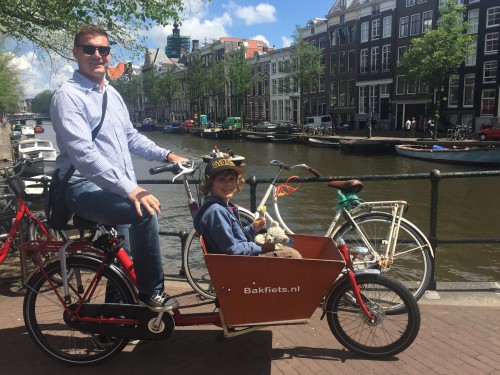 Amsterdam je najlepše raziskovati s kolesom, kolesarjenje z otroki