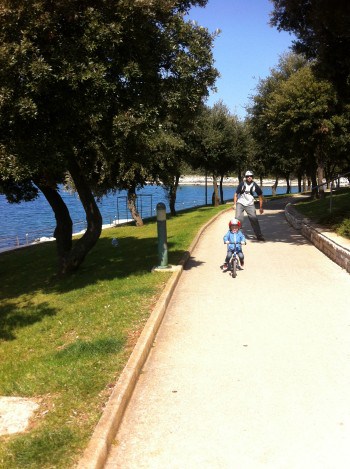 Urejena pot med Vrsarjem in kapom Porto Sole, kolesarjenje z otroki