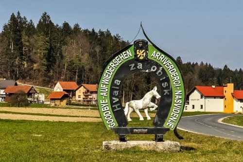 Velik kip, mimo katerega se zapeljete do velikag ranča Burger