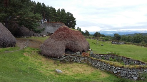 Srednjeveška vas, Škotska z otroki