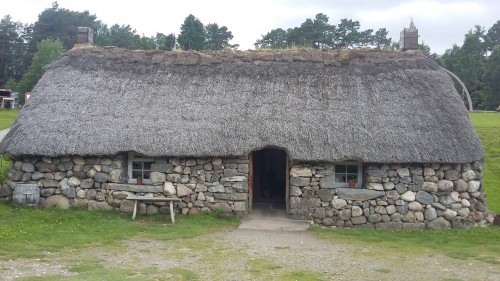 Srednjeveška vas, Škotska z otroki