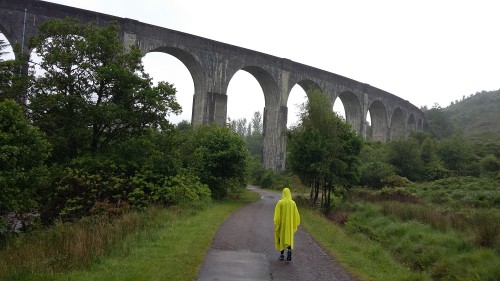 Železniški viadukt v Glenfinnan-u, Škotska z otrokom