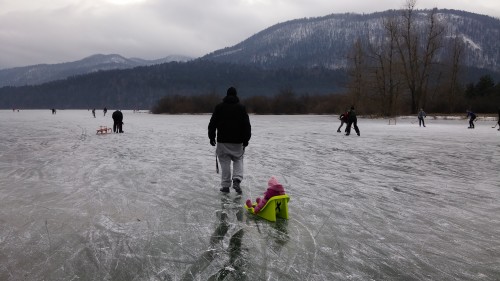 Na Cerkniškem jezeru se lahko drsate, igrate hohek ali celo sankate